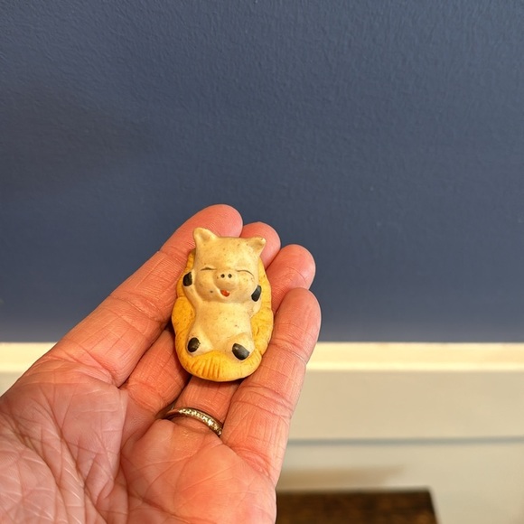 Vintage Enesco pig in basket, ceramic mini pigs in baskets mini porcelain pig - Picture 2 of 6